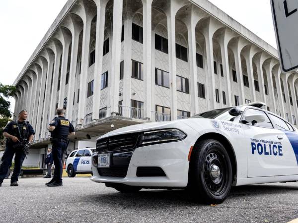 Seguridad Nacional en las afueras del edificio federal Paul G. Rogers y el tribunal de los EE UU, donde entonces fue arrestado Ryan Wesley Routh, identificado como el sospechoso de supuestamente apuntar con un rifle de asalto AK-47 al expresidente y hoy presidente electo, Donald Trump.