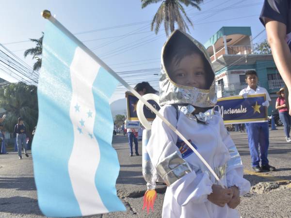 Un traje de astronauta de la Nasa y una bandera de Honduras portada por uno de los estudiantes de prebásica fue el atractivo en los desfiles patrios en La Ceiba.