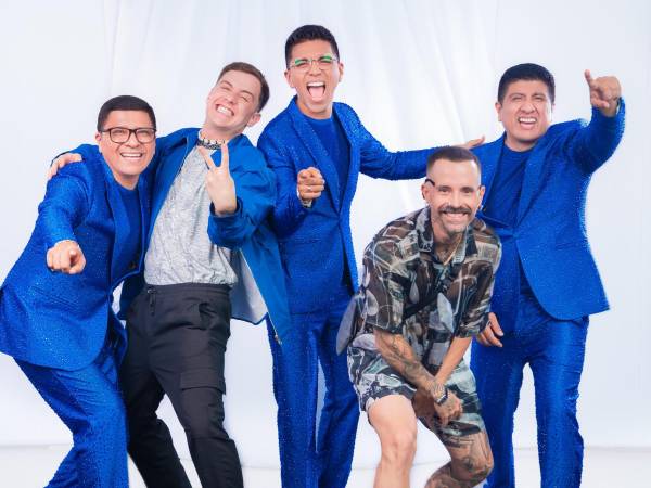 Fotografía cedida por Andrea Ramírez PR donde aparecen los integrantes del Grupo Cinco junto al rapero puertorrueño Guaynaa y el cantante colombiano Mike Bahía.