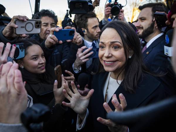 La líder opositora venezolana María Corina Machado habla con la prensa tras reunirse con un grupo bipartidista de senadores en el Capitolio de Estados Unidos, en Washington, D.C.