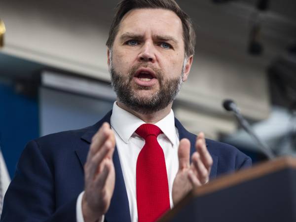 El vicepresidente de Estados Unidos, JD Vance, habla con los medios de comunicación en la sala de prensa de la Casa Blanca en Washington, D.C., EE.UU., el 18 de junio de 2026. EFE/JIM LO SCALZO
