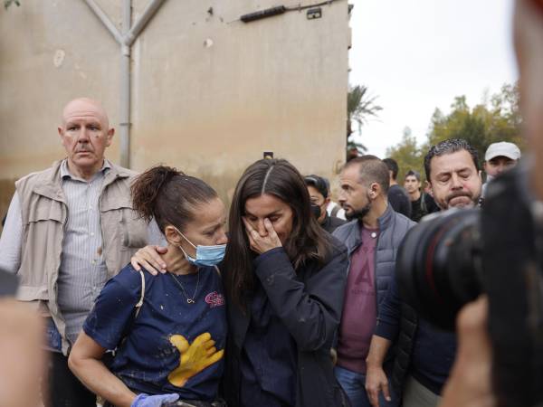 La reina de Letizia de España rompió en llanto durante su visita a Paiporta, epicentro de las inundaciones que asolaron Valencia el pasado martes, tras escuchar los testimonios de los damnificados en una caótica gira en la que junto al rey Felipe VI, fueron recibidos con insultos por parte de ciudadanos indignados.