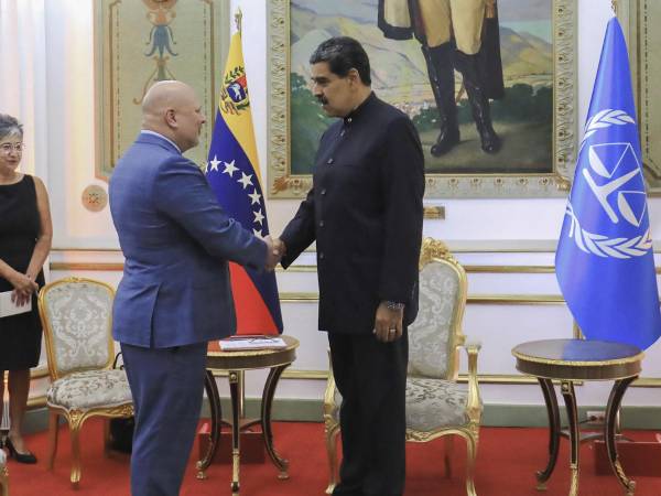 Presidente Nicolás Maduro estrecha la mano del fiscal de la Corte Penal Internacional (CPI), Karim Khan, durante su visita al país.