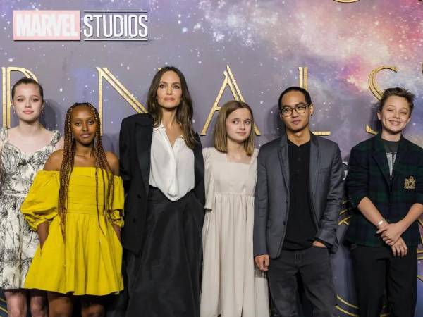 La actriz Angelina Jolie junto a sus hijos en una fotografía de archivo.