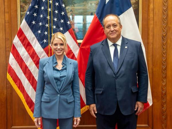 Fotografía cedida por la Fiscalía de Chile que muestra a la fiscal general de Estados Unidos, Pam Bondi, y al fiscal nacional chileno, Ángel Valencia, posando durante una reunión este lunes, en Washington (Estados Unidos). La Fiscalía de Chile pidió a Estados Unidos interrogar al expresidente venezolano Nicolás Maduro, preso en una cárcel de Nueva York, por el caso del asesinato en febrero de 2024 del exmilitar venezolano Ronald Ojeda, quien se encontraba en Santiago como asilado.