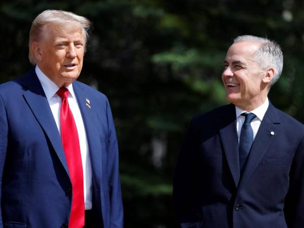 Fotografía de archivo del 16 de junio del 2025 del presidente de Estados Unidos, Donald Trump (i), y el primer ministro canadiense, Mark Carney.