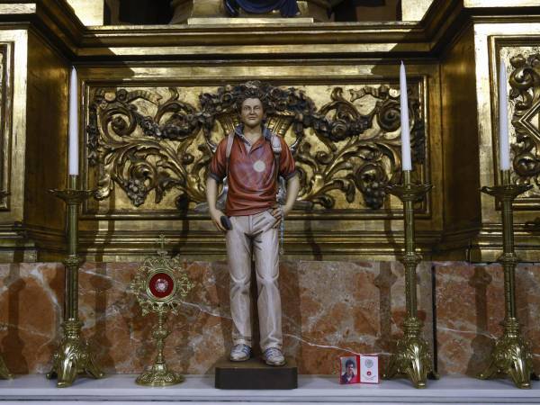 El papa León XIV canonizó este domingo en una ceremonia en la plaza de San Pedro ante decenas de miles de fieles a Carlo Acutis, el joven que murió en 2006 a los 15 años y que se convierte así en el primer santo milenial y ya conocido como el patrón de Internet por haber utilizado el internet para hablar de Dios a sus coetáneos.