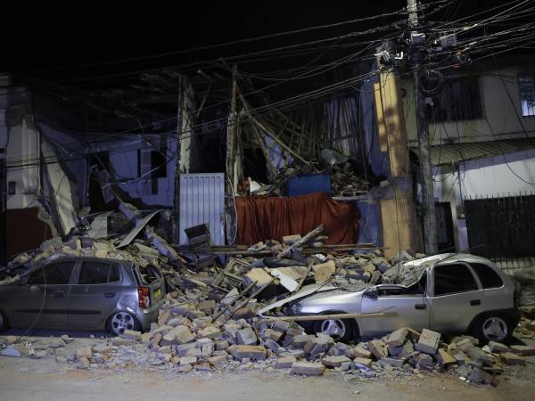 Fotografía que muestra vehículos afectados luego de un terremoto de magnitud 7,4 este lunes, en Pereira (Colombia). EFE/ Carlos Ortega