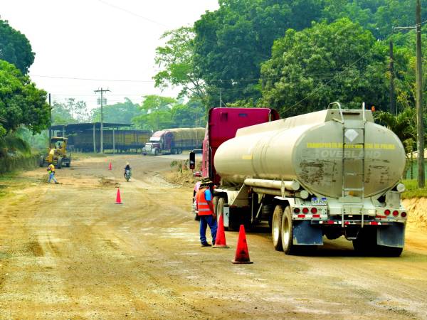 <b>En la comunidad de Descombros, entre Atlántida y Colón hay tramos dañados. Fotos: Carlos Molina</b>
