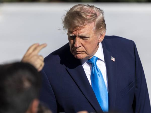 El presidente Donald J. Trump, habla con los medios de comunicación mientras se dirige a abordar el Marine One en la Casa Blanca en Washington D.C., el 5 de octubre de 2026.