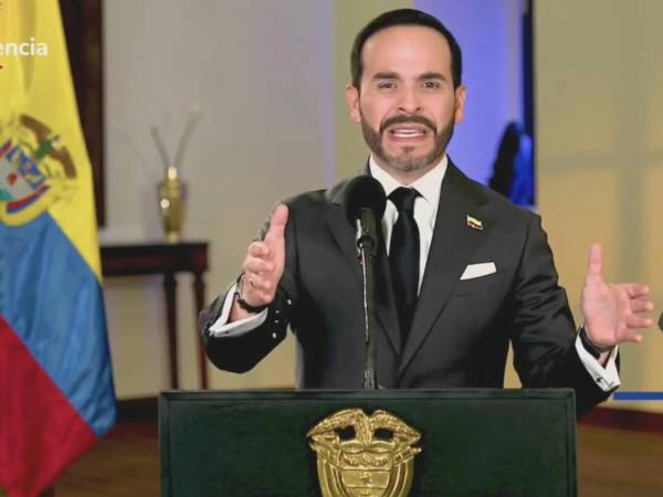 Captura de pantalla tomada de la cuenta oficial @ABDELAESPRIELLA en la red social X del presidente de Colombia, Abelardo de la Espriella, hablando durante una alocución presidencial.