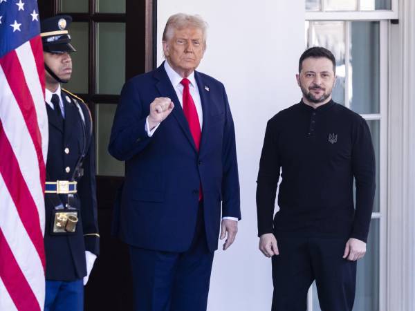 Fotografía de archivo del 28 de febrero de 2025 del presidente de Estados Unidos, Donald Trump (i), posando junto al presidente ucraniano, Volodymyr Zelensky, en la Casa Blanca en Washington (Estados Unidos).