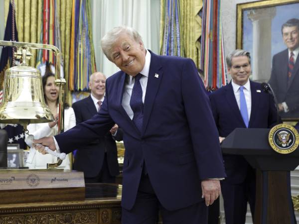 En imagen de archivo, el presidente de Estados Unidos, Donald J. Trump, toca la campana de apertura del Nasdaq y de la Bolsa de Nueva York (NYSE) para celebrar el primer día de cotización de las Trump Accounts, desde el Despacho Oval de la Casa Blanca, en Washington (EE.UU.). EFE/EPA/SHAWN THEW / POOL