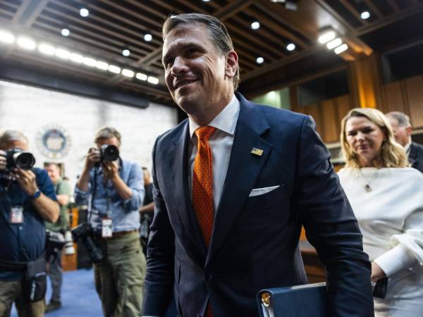 El fiscal general interino de Estados Unidos, Todd Blanche, se retira para un receso durante su testimonio ante el Comité Judicial del Senado, en el marco de su audiencia de confirmación, en el edificio Hart del Senado, en Washington (EE.UU.)