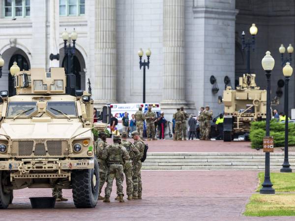 El presidente de EE.UU., Donald Trump, dijo que saldrá este jueves a patrullar las calles de Washington en compañía de la policía y los efectivos de la Guardia Nacional que la semana pasada ordenó desplegar en la capital estadounidense para, según él, reducir la criminalidad.