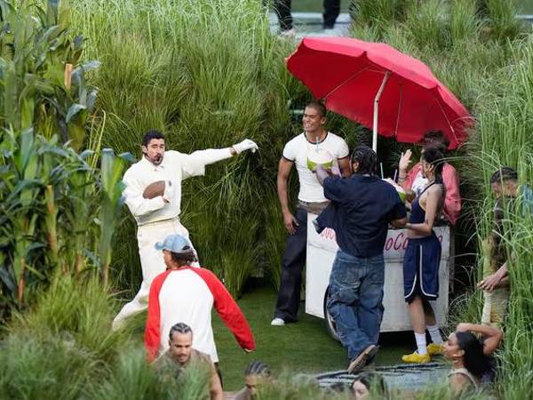 Bad Bunny fue el protagonista del medio tiempo del Super Bowl LX en una escenografía muy inusual.