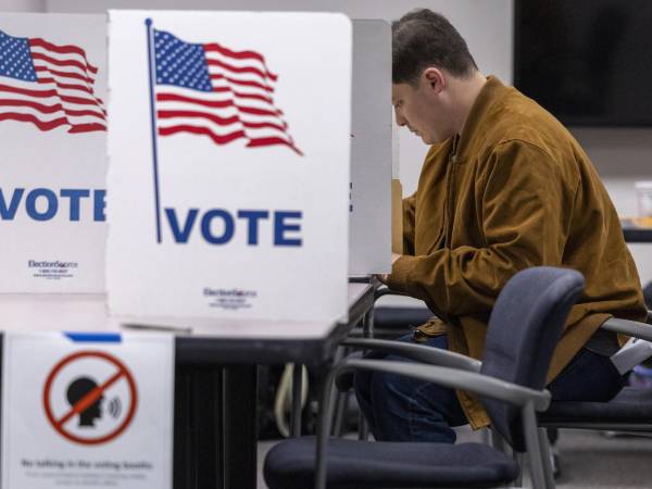 Fotografía de archivo de una persona mientras vota en Fairfax, Virginia (EE.UU.). EFE/EPA/SHAWN THEW