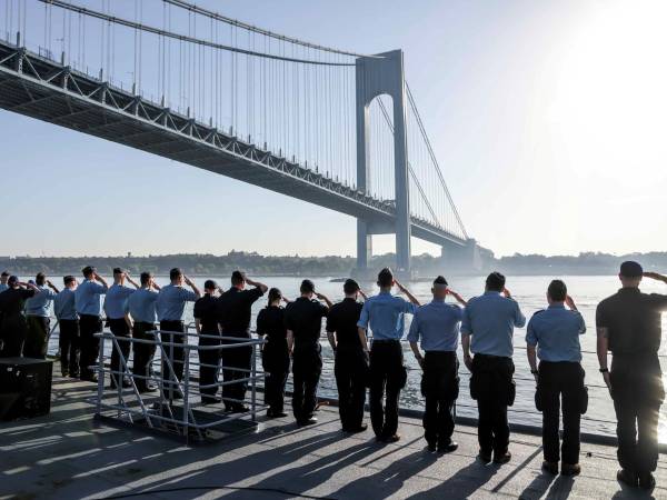 Fotografía divulgada por el Mando Marítimo Aliado de la OTAN (MARCOM) de tripulantes de la fragata alemana FGS Sachsen (F219) durante su visita por el 250 aniversario de la independencia de Estados Unidos en Nueva York (EE.UU.).