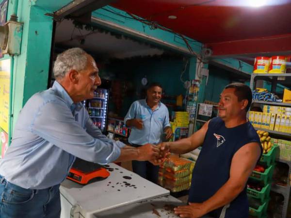 Nasry Asfura saluda a un emprendedor en su recorrido por el norte del país.