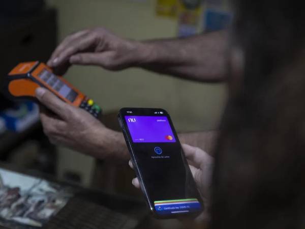 Un cliente realiza una compra mediante el método de proximidad del teléfono móvil.