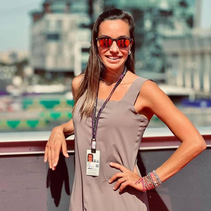 Además de su rol como comunicadora, Andrea es alguien que ha expandido sus conocimientos pues estudió inglés y también marketing en Estiria. Sin embargo, su rol más importante, como lo mencionamos, es el de corresponsal de F1.