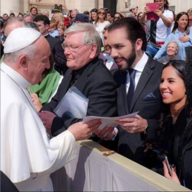 Durante una de sus visitas a Europa, Nayib y su esposa Gabriela de Bukele, tuvieron el honor de conocer al papa Francisco.