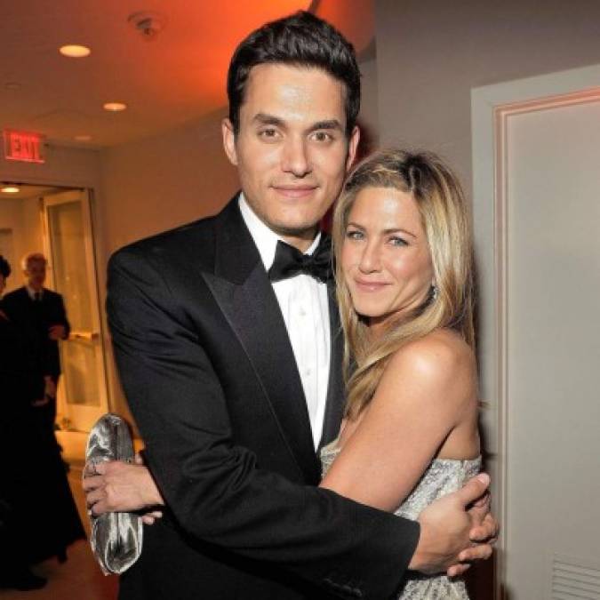 Hace unos días hizo gala de su buena relación con su exnovio John Mayer, después que comentara una de las transmisión en vivo del cantante, con quien tuvo una relación en 2008 y un año después terminaron. La relación fue intermitente y tuvieron varias crisis. “Yo me comporté como un idiota”, reconocía Mayer sobre su ruptura con Aniston en una entrevista con la revista Rolling Stone en 2010.