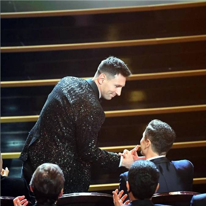 Lionel Mesi saludando a Robert Lewandowski tras ganar el Balón de Oro 2021.