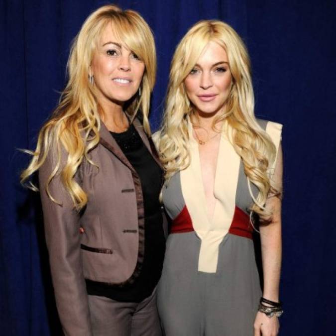 Lindsay Lohan y su madre Dina: la actriz ha estado involucrada varias veces en temas de drogas, alcohol e incluso fue arrestada en cinco ocasiones antes de los 25 años. Por su parte sus padres no se la hicieron fácil, ciegos por la ambición, a donde iba Lindsay, ellos avisaban a la prensa. Además, su madre que también fue su mánager es otras de las que decidió escribir un libro sobre su hija contando sus oscuros secretos.