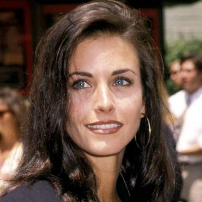 En una serie donde Jennifer Aniston era la gran figura, la belleza de Courteney Cox no pasaba desapercibida. La piel blanca de 'Monica', sus ojos azules y cabello castaño la convirtieron en una de las actrices del momento, con un séquito de admiradores.