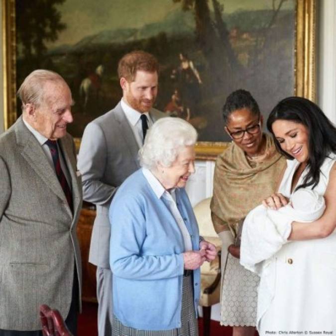 La reina Isabel II también ha tenido presente la gran fecha, que conmemoró con una de las pocas fotos junto a su octavo bisnieto. Esta fue tomada el día de la presentación oficial de Archie en mayo de 2019. <a href='https://www.laprensa.hn/fotogalerias/sociales/1377117-411/kate-middleton-william-celebran-cumplea%C3%B1os-princesa-charlotte-fotos-2020' style='color:red;text-decoration:underline' target='_blank'>TE PUEDE INTERESAR: Kate y William celebran cumpleaños de la princesa Charlotte ayudando a personas necesitadas</a>
