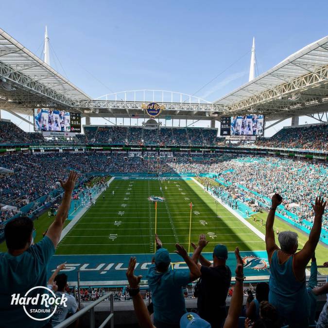 El Hard Rock Stadium es multideportivo, se encuentra ubicado en el suburbio estadounidense de Miami Gardens, al norte de Miami, Florida. 