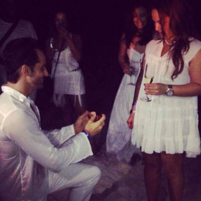 En 2014 Toni Costa le pidió matrimonio a Adamari. Ella aceptó de inmediato.