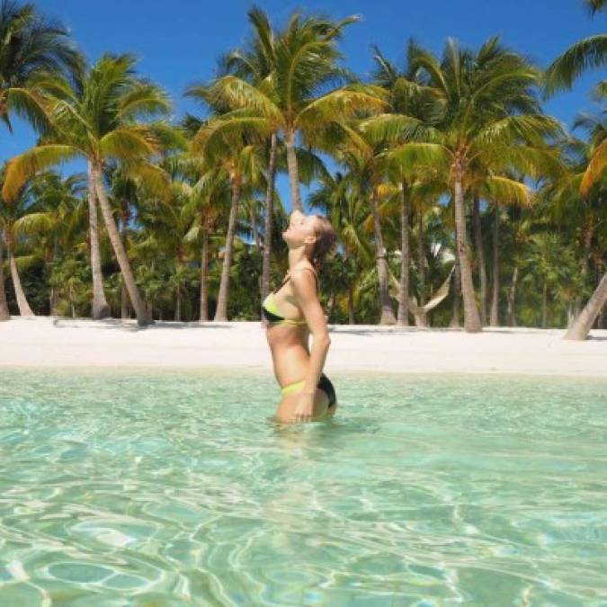 n un entorno paradisiaco, la pareja ha pasado unos días estupendos, tomando el sol, bañándose y saltando en un hinchable que estaba flotando sobre el mar.