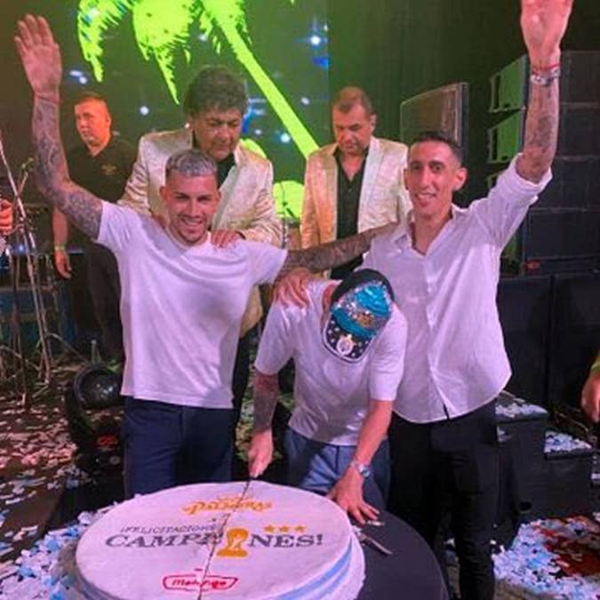 Lionel Messi también partió un enorme pastel con la frase “felicidades campeones”.