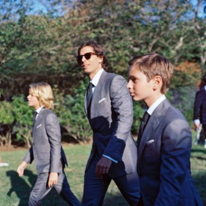 Por su parte el novio, Brad Falchuk, y los padrinos (Moses Martin, hijo de ella, y Brody Falchuk, de él) usaron trajes de Tom Ford.