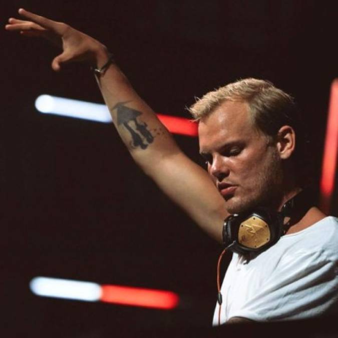 6- Antes de Levels (2011), tema que le dio fama internacional, Avicii ya era famoso en su natal Suecia con el éxito Bromance, publicada bajo el pseudónimo de Tim Berg.