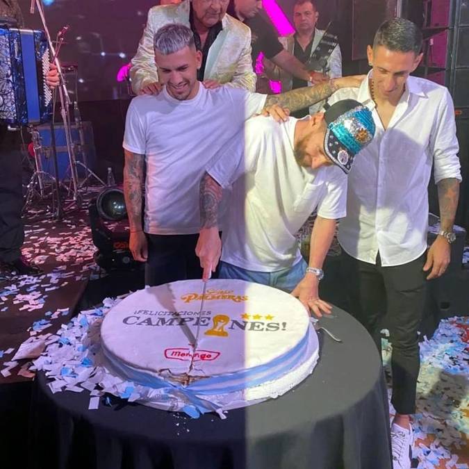 Lionel Messi también partió un enorme pastel con la frase “felicidades campeones”.