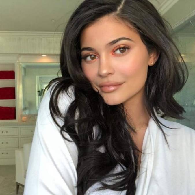 Según reportes de People, la menor del afamado clan Kardashian-Jenner está dejando números sin precedentes en la industria del maquillaje, ya que a un gigante como Estée Lauder le tomó diez años poder llegar a la marca de los $500 millones.<br/>