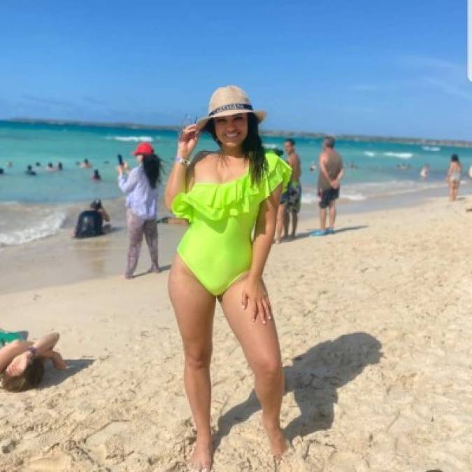 Milagro cautivó a sus seguidores con este conjunto de traje de baño verde en las playas de Barú, Cartagena.