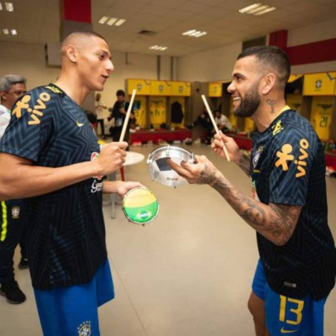Antes del partido, Richarlison y Dani Alves empezaron la fiesta en el vestuario. Gran ambiente entre los jugadores brasileños.