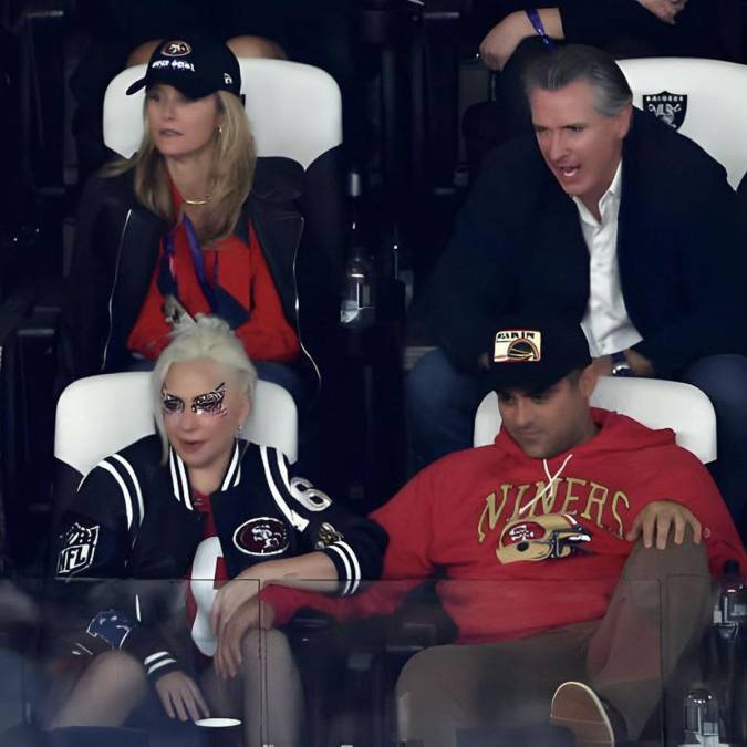 Lady Gaga, bien cariñosa con su pareja Michael Polansky, empresario y filántropo estadounidense, durante el Super Bowl.