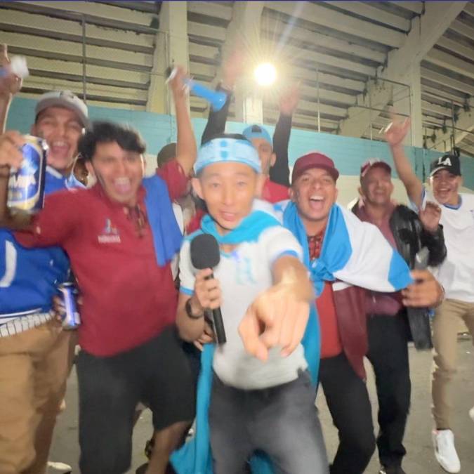 Con su camisa de la selección de Honduras, la Bandera Nacional a sus alrededores y el ingrediente final, la pasión por la Bicolor, Shin Fujiyama fue uno más entre los miles de hondureños que llegaron para ver el encuentro.