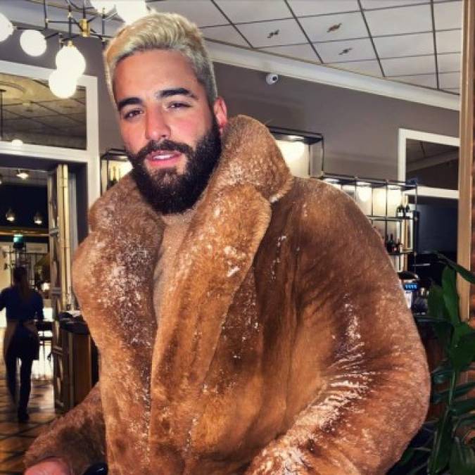 ¡No todo fue espiritual! Los usuarios acabaron con Maluma en su Instagram por sus atrevidos y estrambóticos abrigos.