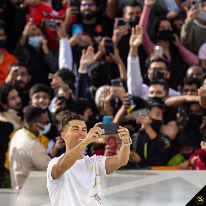 Cristiano Ronaldo también sacó su celular para tomarse varias selfies con los aficionados.