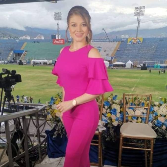Iveth Bulnes irradió belleza en el palco de Canal 11 ubicado en el estadio Nacional Tiburcio Carías Andino.