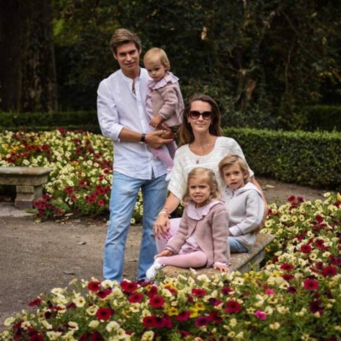 Carlos Baute está casado desde el 2011 con Astrid Klisans, con quien tiene tres hijos. Ella ha sido un soporte para el reconocimiento de su hijo fuera del matrimonio.