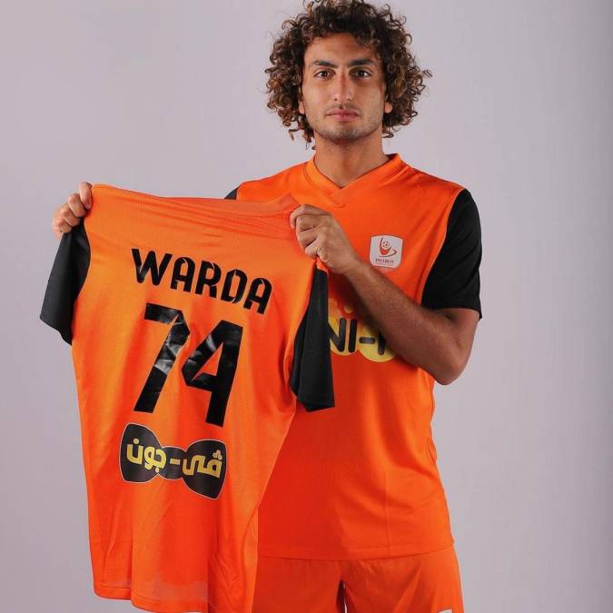 Amr Warda firmó contrato con el Pharco de su país por una temporada y llevará el dorsal número 74 a su espalda.