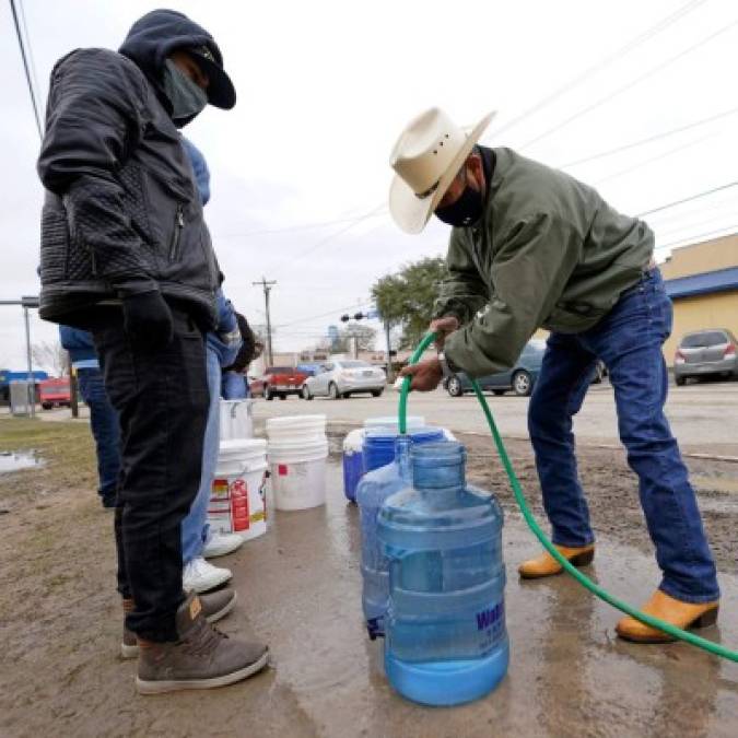 La tormenta también sacó el lado más solidario de los tejanos que compartieron el agua potable con los vecinos afectados.