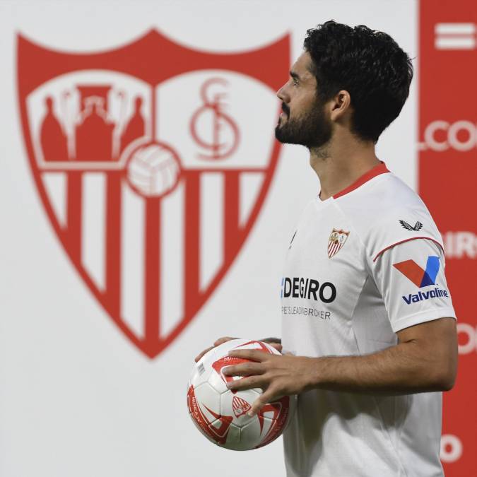 En el acto, se mostraron unos mensajes de bienvenida, de su nuevo entrenador, Julen Lopetegui, además de jugadores amigos como Sergio Reguilón, Pablo Sarabia, Sergio Ramos, Enzo Maresca y Éver Banega.